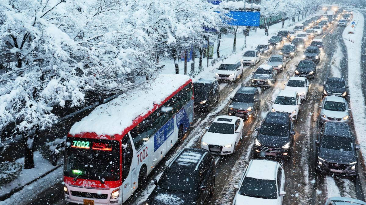 破紀錄大雪導致南韓交通大亂。(圖/翻攝自韓聯社)