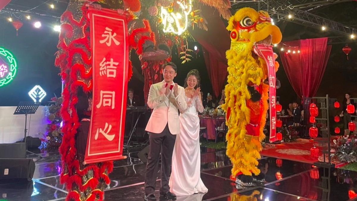 薄瓜瓜婚宴畫面曝！播「鄧麗君名曲」浪漫共舞　還有舞龍舞獅助興