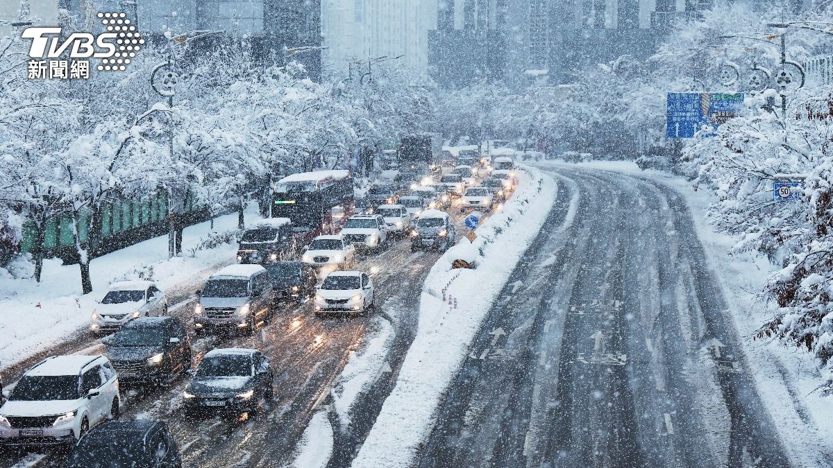 百年大雪襲捲韓國多地。(圖/達志影像美聯社)