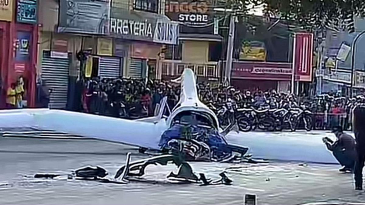 飛機殘骸完全解體,碎片甚至噴向道路四周。(圖/翻攝自X@EmergenciasEc)