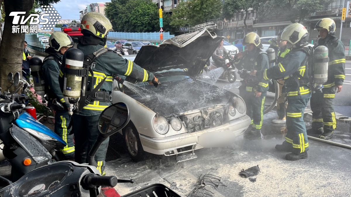 北市7旬翁開老賓士火燒車!剛下橋就冒煙 急借滅火器救愛車