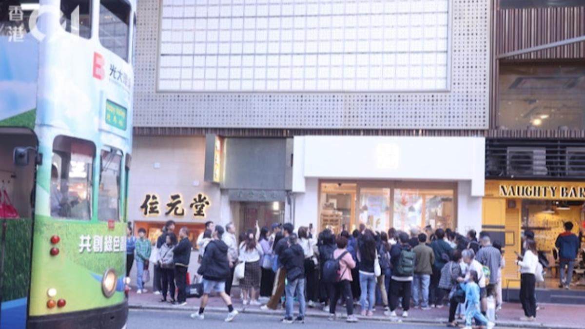 唐詠詠轉行賣麵包,下午3點半已出現人龍。(圖/香港01)