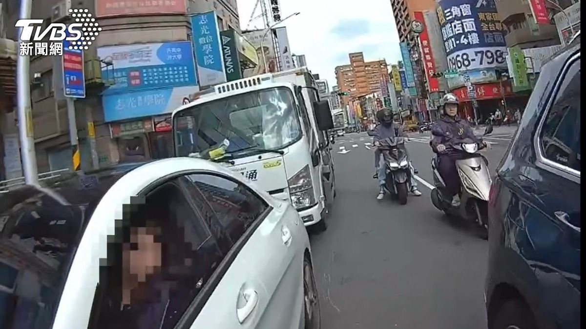 孕婦違停被開單!友稱「突宮縮不適」控警冷血不理 警方狠打臉