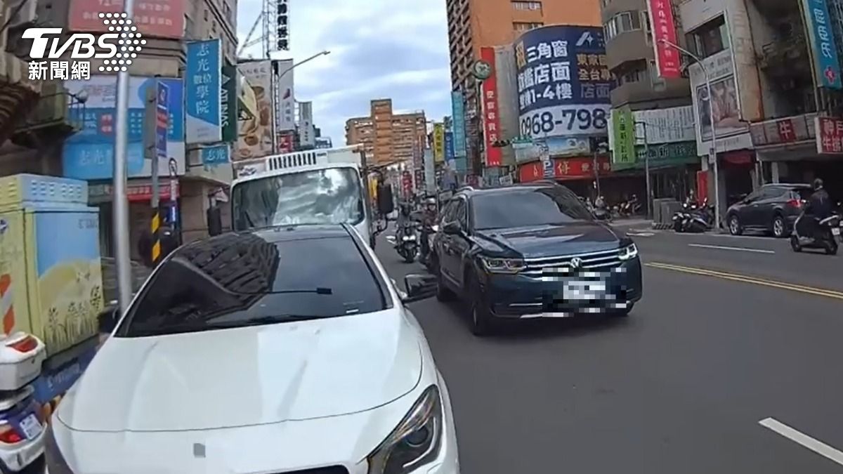 白色小轎車違規併排停車。（圖／TVBS）