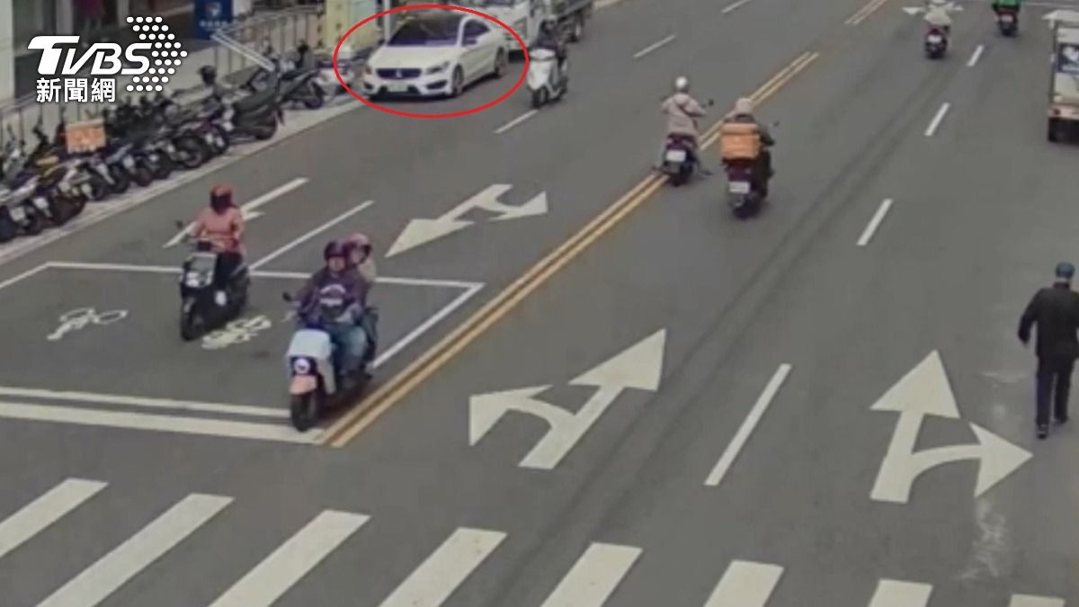白色小轎車違規併排停車。（圖／TVBS）