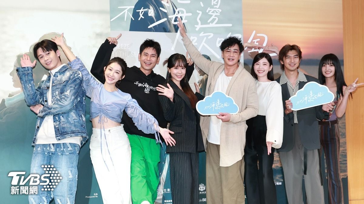 左起顏廷儒、王晴、楊子儀、莊茜佳、導演何潤東、郭雪芙、陳柏霖、吳子霏。(圖/黃城碩攝)