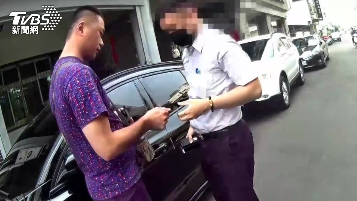 男子購買假車牌遭警方逮捕。(圖/刑事局)
