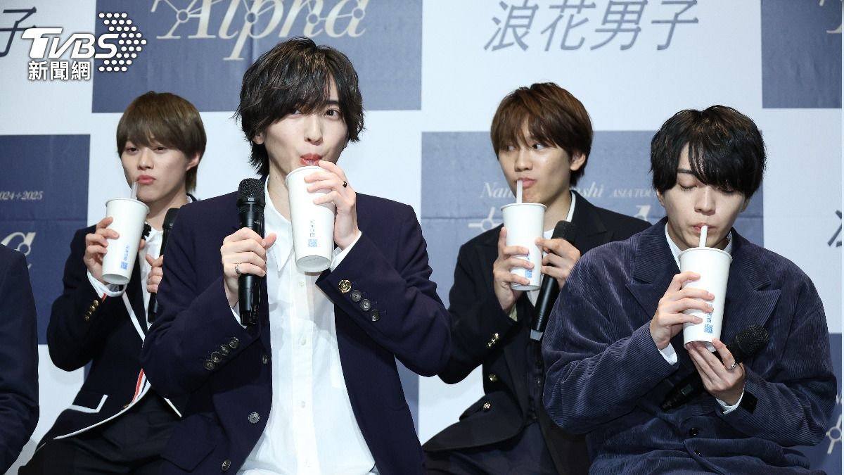 大橋和也、道枝駿佑、藤原丈一郎跟西畑大吾品嘗道地珍奶。(圖/張哲鳴攝)