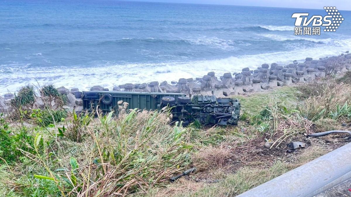 一輛發生疑似載運愛國者飛彈發射器的軍用卡車不明原因失控翻落邊坡。（圖／民眾提供）