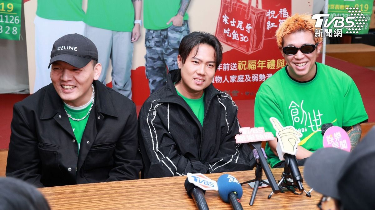春風(左)擔任拔河隊領隊,健志則是教練。(圖/趙世平攝)