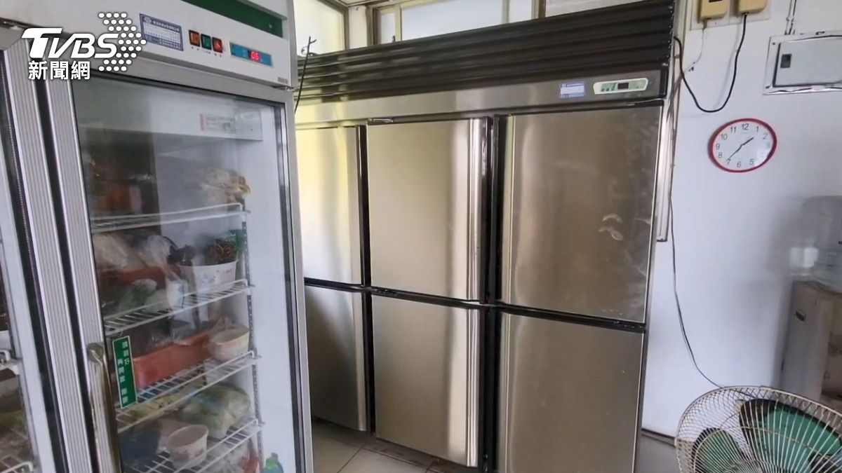 冰箱電路板也燒毀。(圖/TVBS)