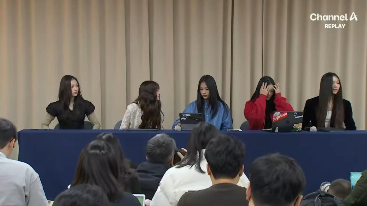 NewJeans緊急舉辦記者會。(圖/翻攝自SBS YouTube)