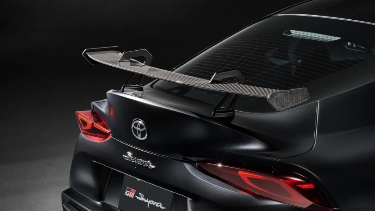 GR Supra A90 Final Edition車尾配備天鵝頸式碳纖維尾翼。(圖/Toyota提供)