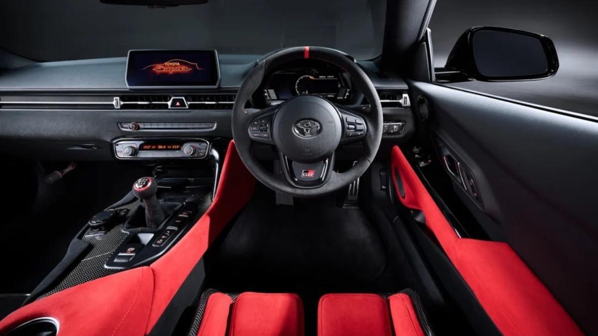駕駛座紅色包覆為GR Supra A90 Final Edition專屬配置。(圖/Toyota提供)