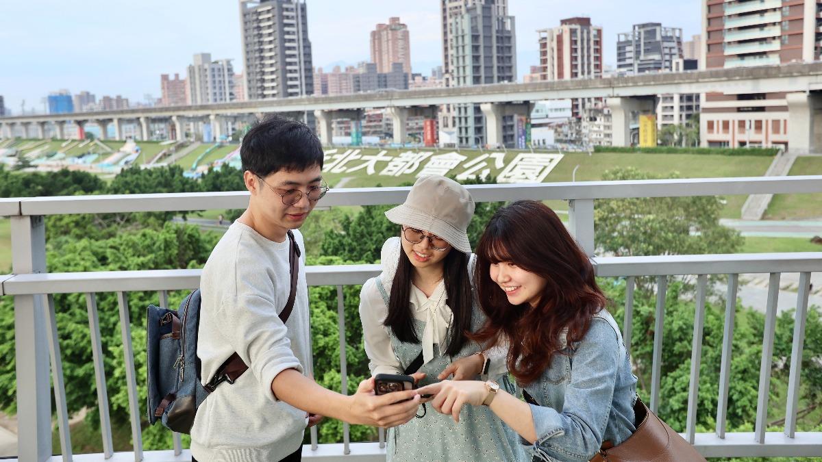 《Pokémon GO Tour》將以新北市的新北大都會公園為主會場,訓練家有機會捕捉到4款異色的合眾地區寶可夢。(圖/新北市觀旅局提供)