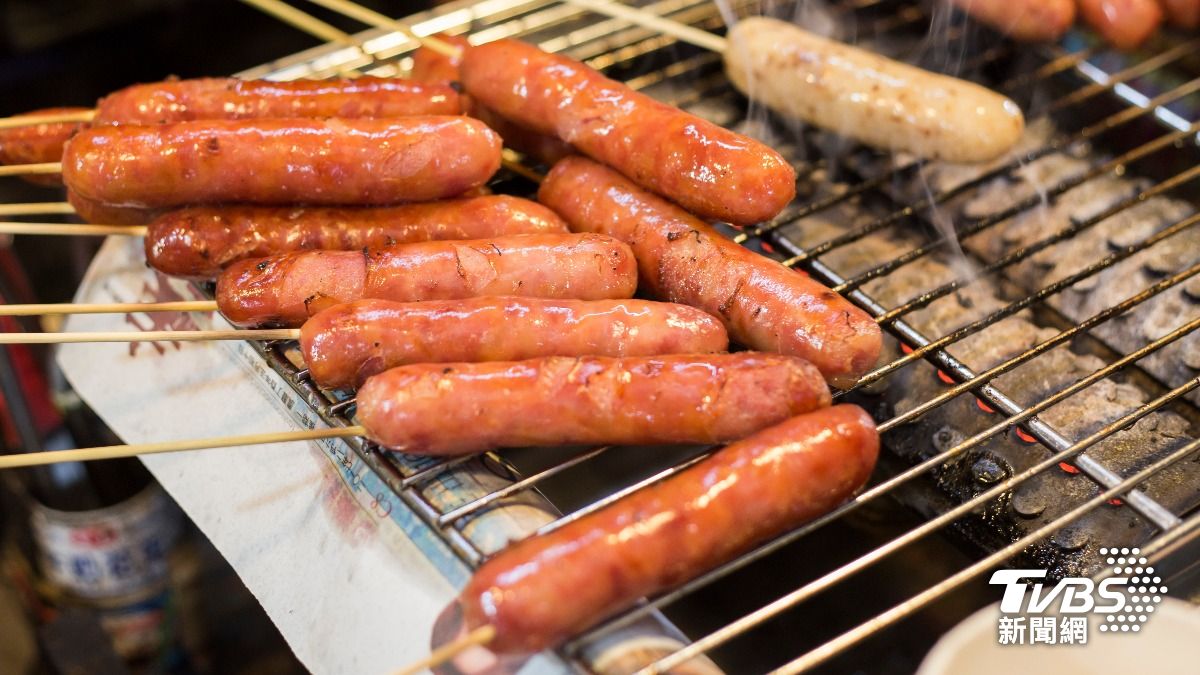 愛嗑香腸當心！加工肉品「無安全量」　罹癌風險增7%