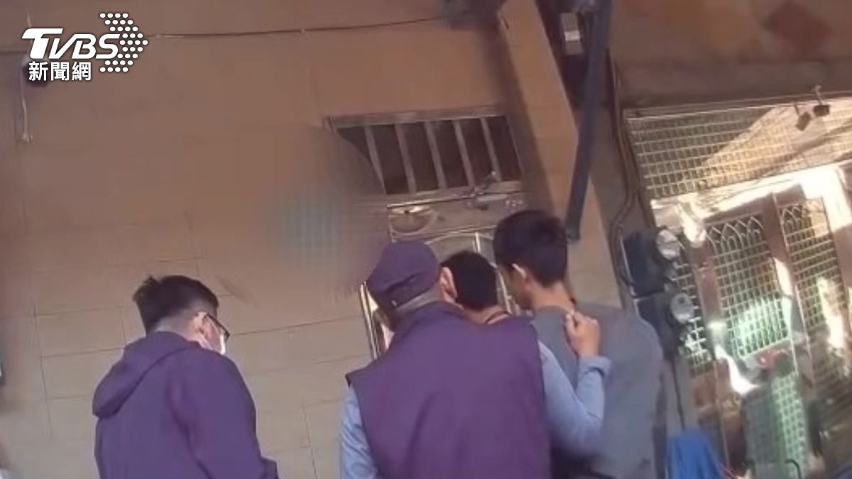 警方逮到供應喪屍菸彈上游嫌犯。(圖/TVBS)