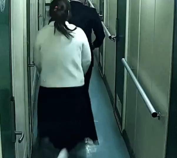 妻子開心的跟在李男身後。(圖/翻攝自微博)