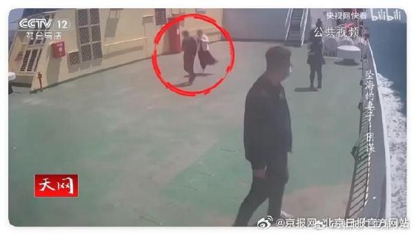 李女與李男出現在船上身影。(圖/翻攝自微博)