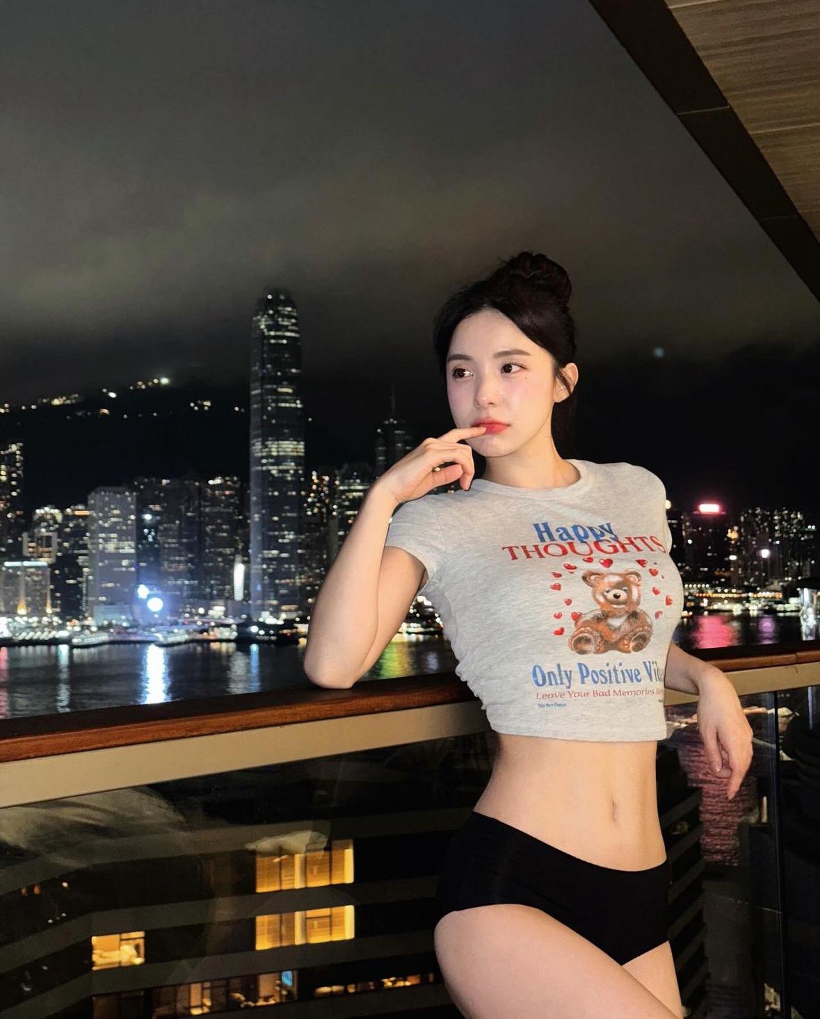 李多慧下半身只穿一件內褲,好身材一覽無餘。(圖/翻攝自李多慧IG)