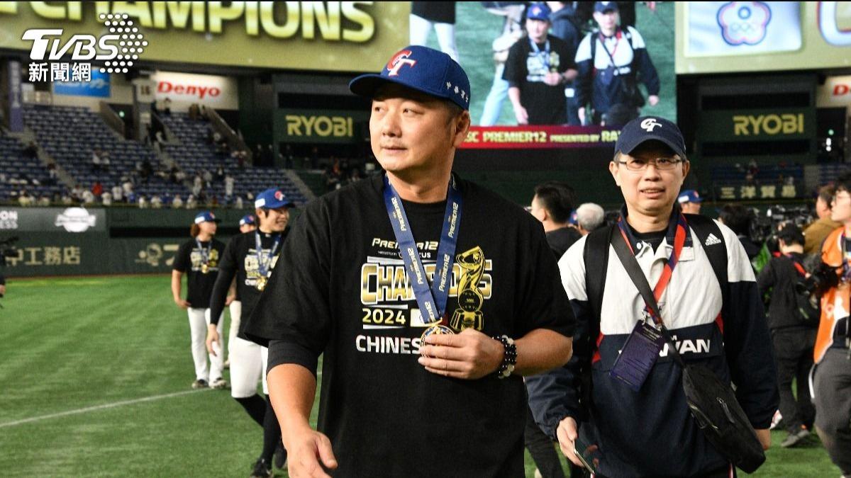 中華隊總教練曾豪駒也身穿這款紀念T恤。（圖／胡瑞麒攝）