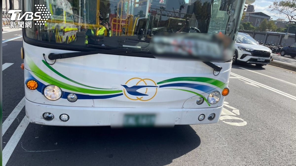 快訊/北市松山區公車恍神追撞4機車 3人受傷送醫