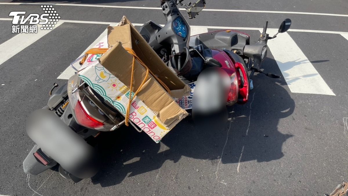 現場追撞4部機車2人受傷。（圖／TVBS）