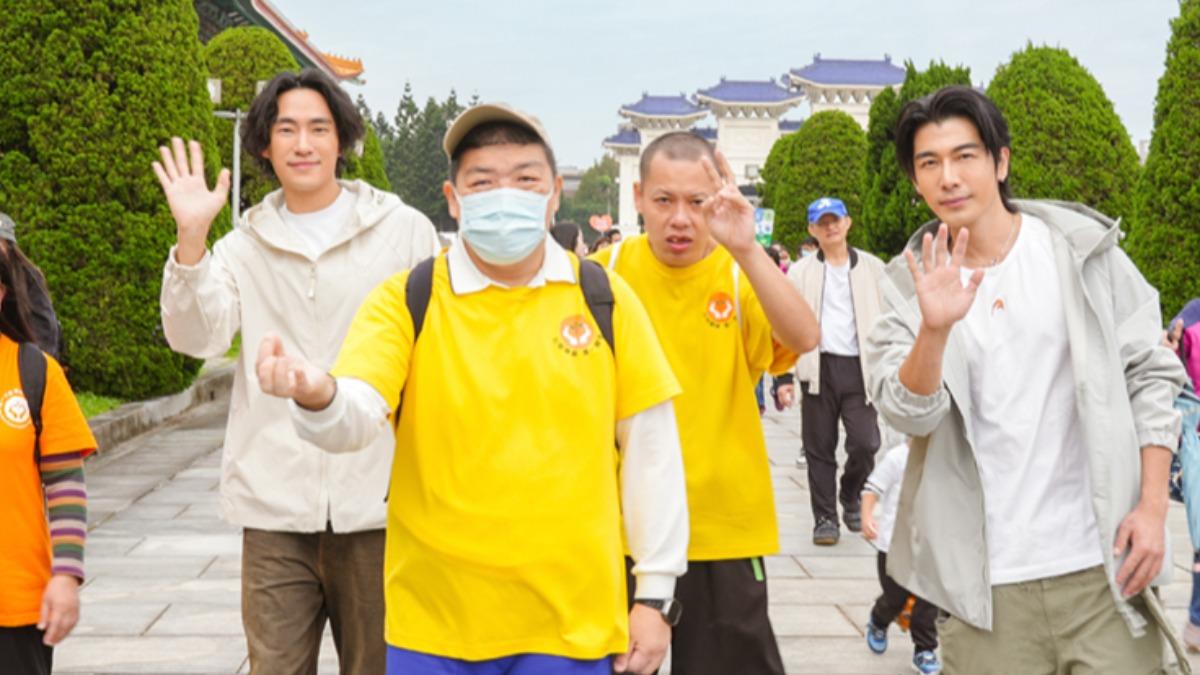 森田(右)和Vic(左)陪伴身心障礙者一同健走。(圖/快電商提供)