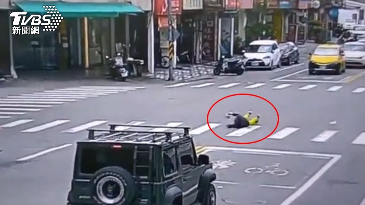 好危險!花蓮怪男「躺地翻滾」穿越馬路 路人全看傻眼