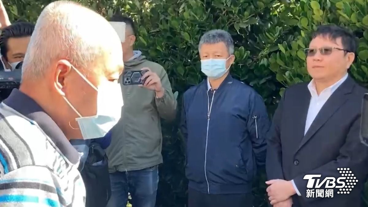 張姓偵查佐父親質問督察長楊志傑（左）、局長陳明君（右）。（圖／TVBS）