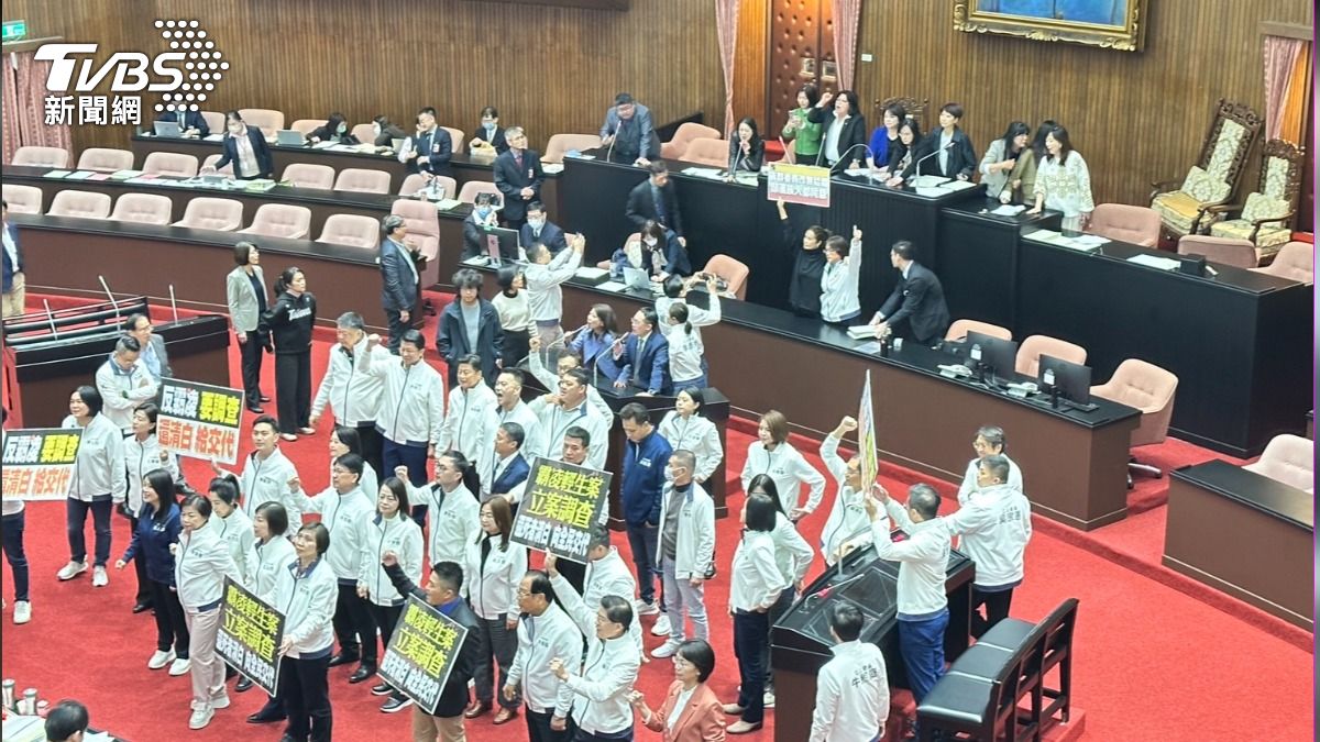 陳瑩搶江啓臣麥克風!綠委唱魯凱族戰歌 轟霸凌原住民