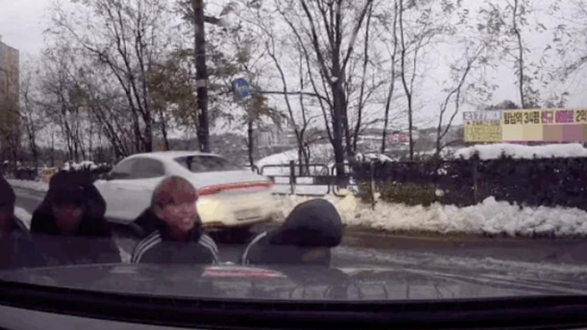 韓國大雪汽車卡住動不得 暖心小學生合力剷雪、駕駛感動請炸雞