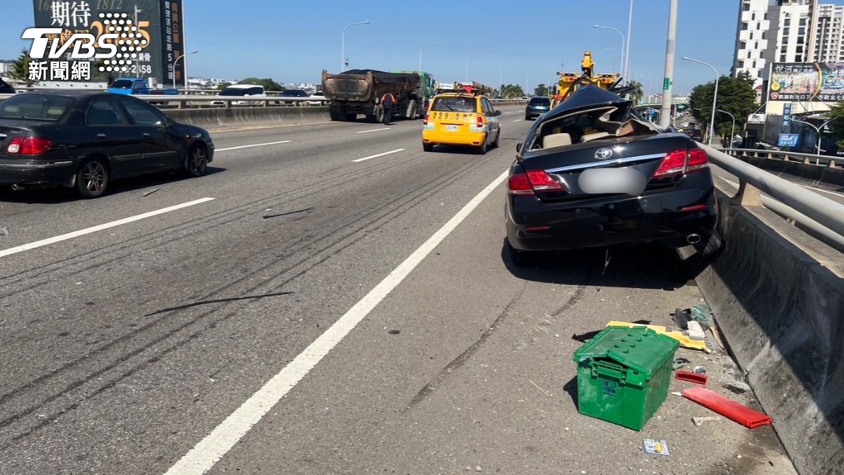前車頭先撞上西屯匝道護欄，接著再與劉姓砂石車駕駛發生碰撞。（圖／TVBS）
