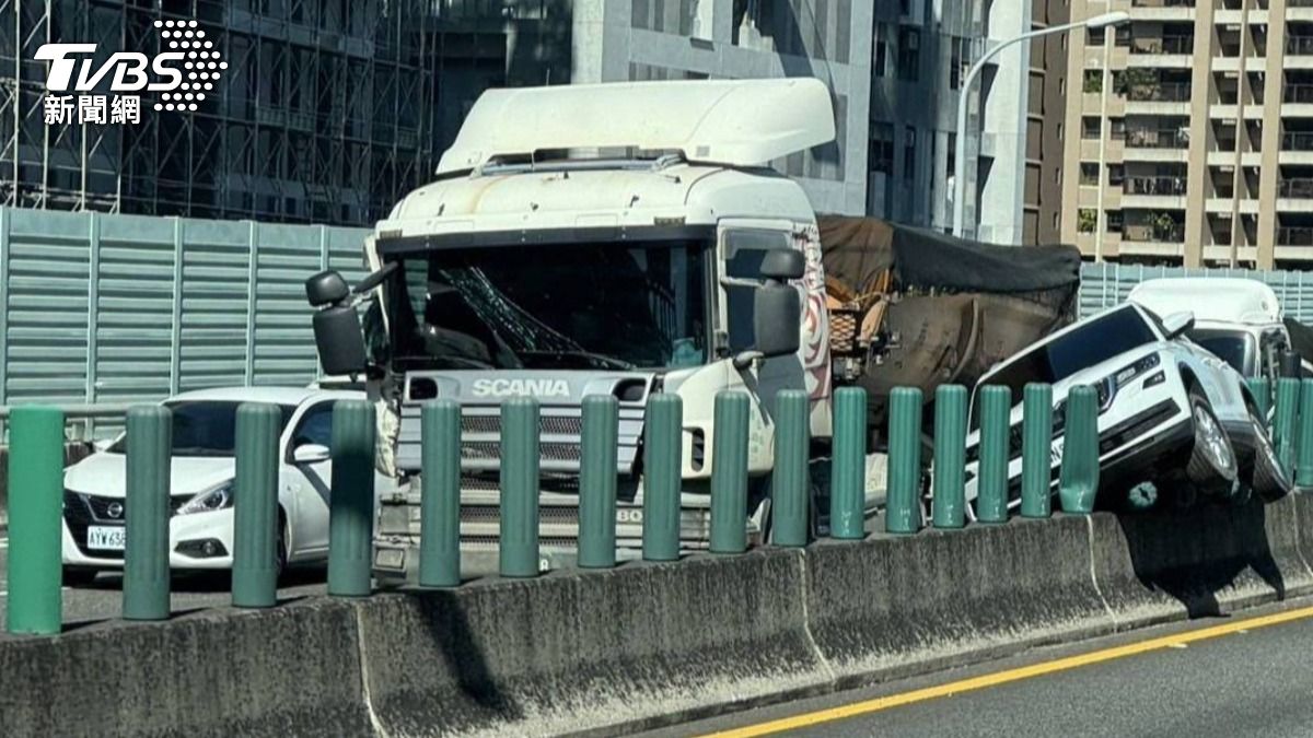 11時21分台74線又出現車禍。（圖／TVBS）
