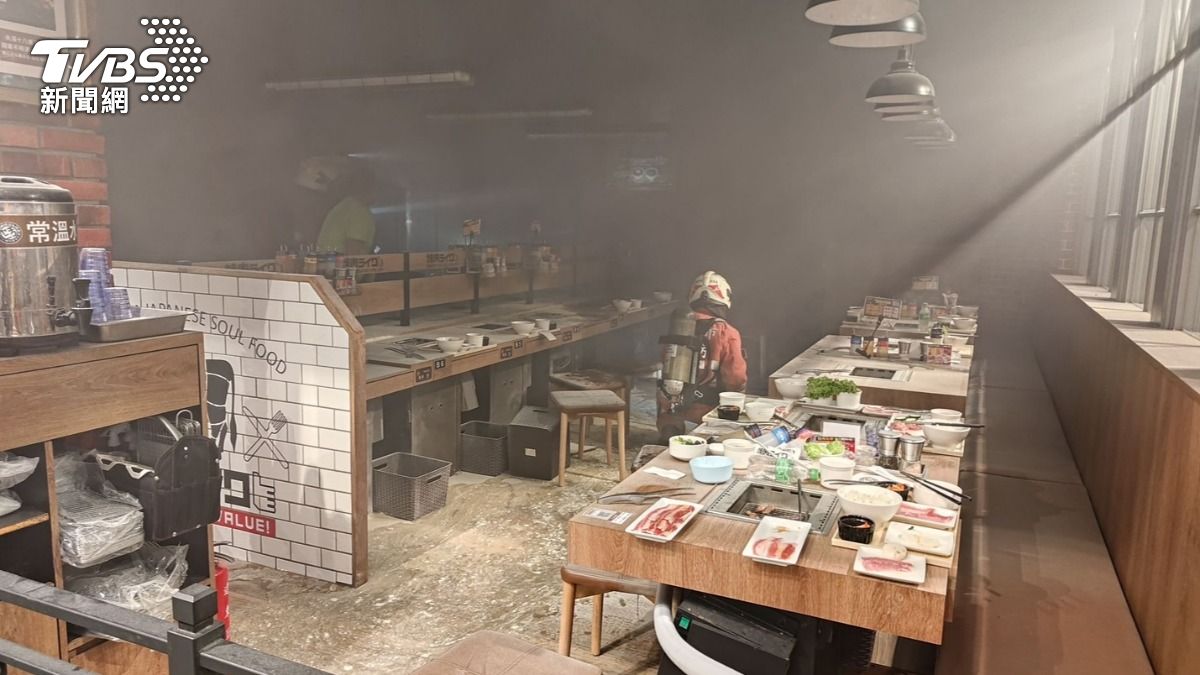 快訊/新竹巨城火警!餐廳鐵板燒狂冒白煙 緊急疏散民眾