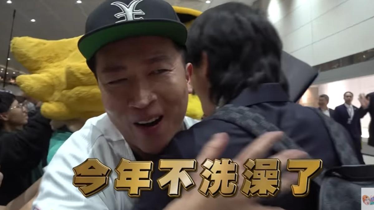 陳傑憲(右)主動擁抱。(圖/翻攝自東東隆咚鏘YT)