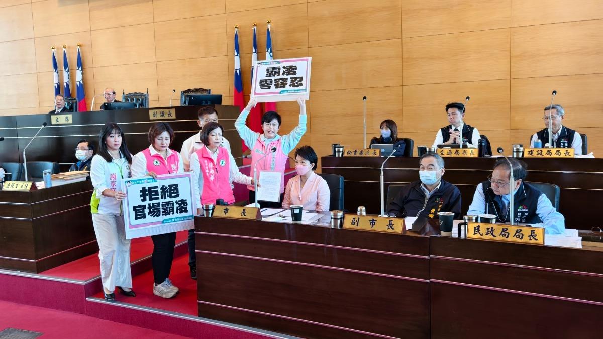 民進黨議員陳雅惠、陳俞融、謝家宜、陳淑華、蕭隆澤等英系議員披露衛生局內部狀況。（圖／台中市議員陳雅惠提供）