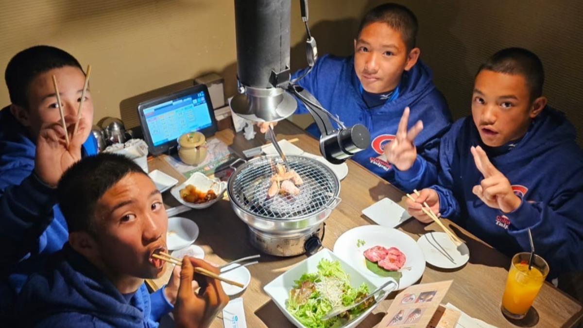 U12/「跟12強學長一樣吃和牛!」台灣小將奪冠 辜仲諒又請燒肉