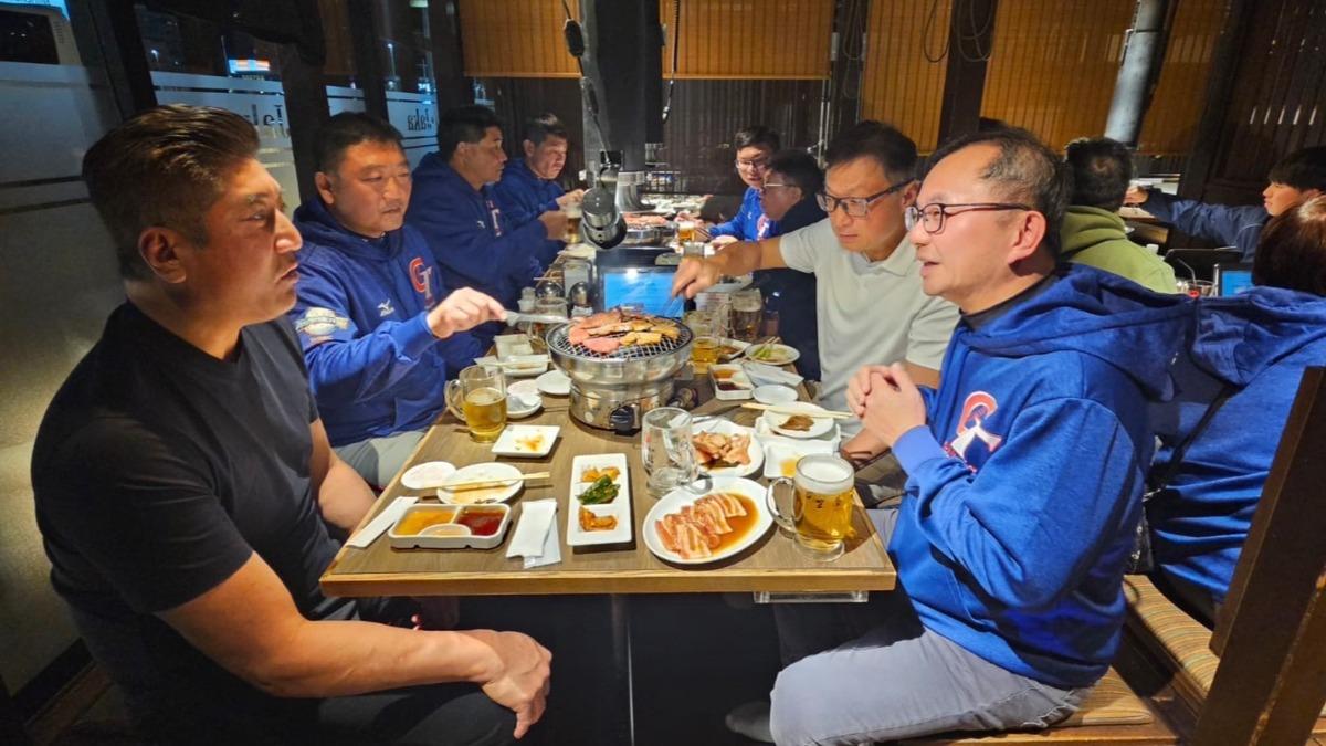 U12中華小將亞洲盃奪冠,辜仲諒專程赴日請吃和牛燒肉。(圖/中華棒協提供)