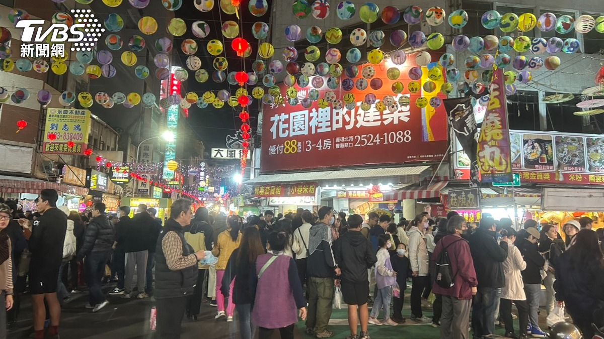 整條街被擠得寸步難行,每個攤位都排滿人潮。(圖/林冠丞攝)