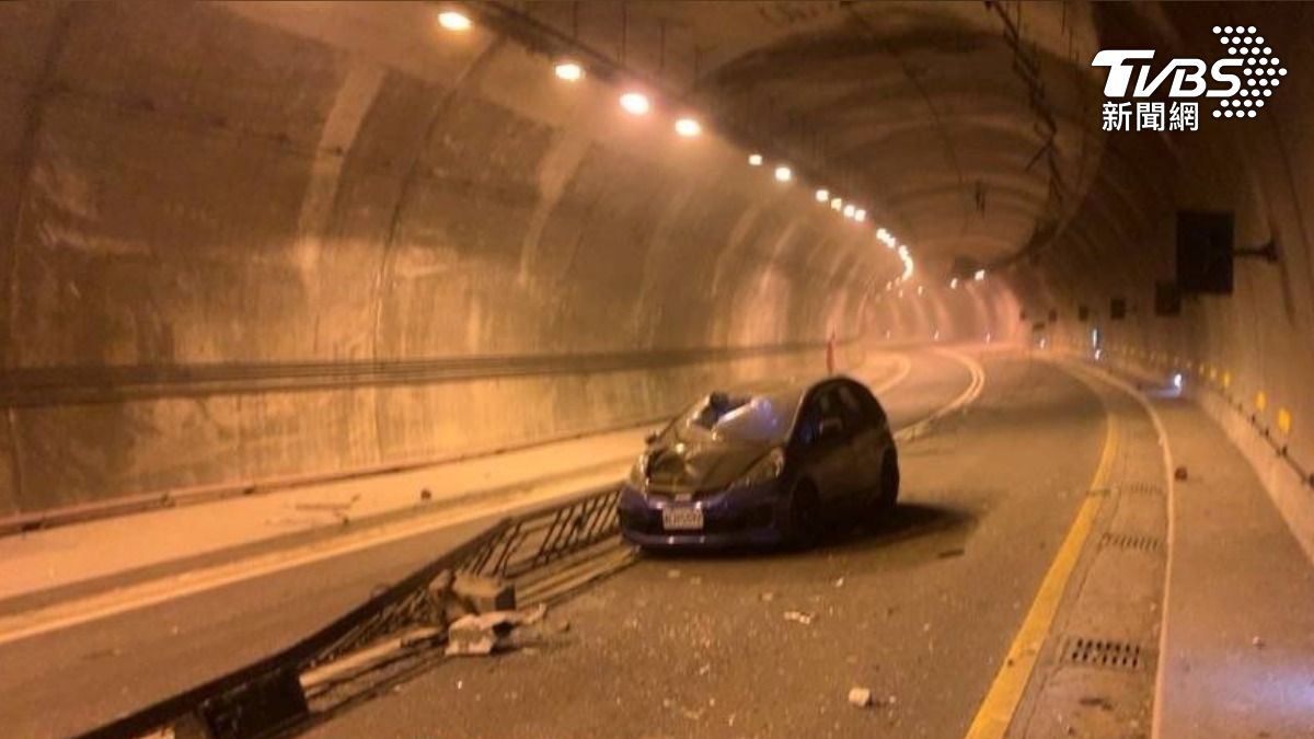 台62龍潭堵隧道天花板燈軌「整排掉落」!2車慘被砸 驚悚畫面曝
