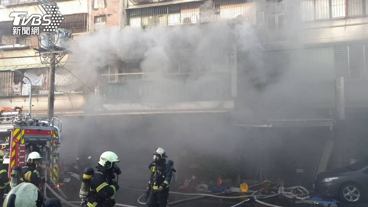 快訊/北市內湖疑機車起火 延燒店面緊急疏散32人
