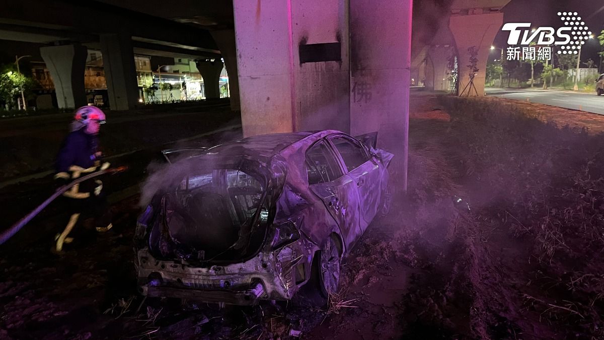 台中深夜嚴重車禍!撞上機車後 汽車遭火球吞沒「只剩骨架」
