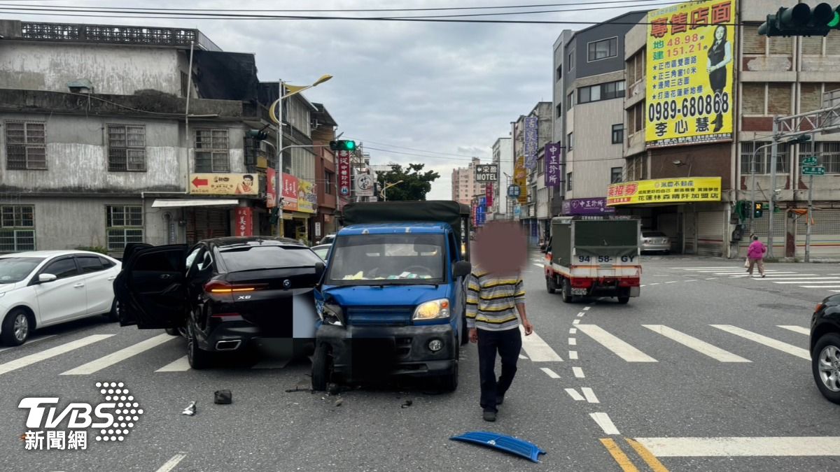 有片/花蓮BMW搶快左轉 下秒遭貨車撞上車殼噴飛