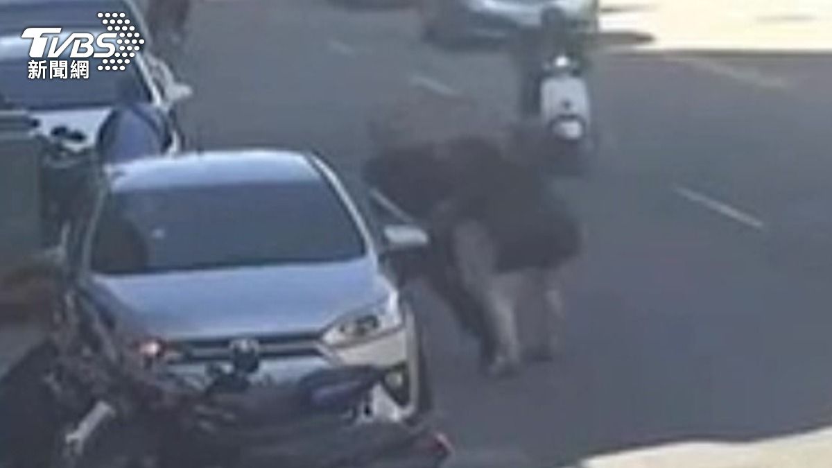 我的野蠻前女友翻版?三重分手情侶車上吵架 女拿球棒人車都砸遭逮