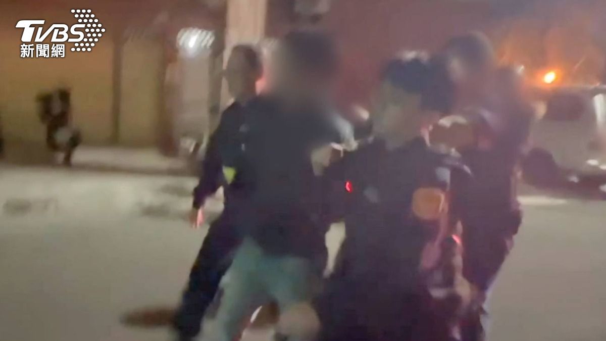 討不到生活費!高雄啃老兒開車撞家門 燒整盆炭進屋險弒母