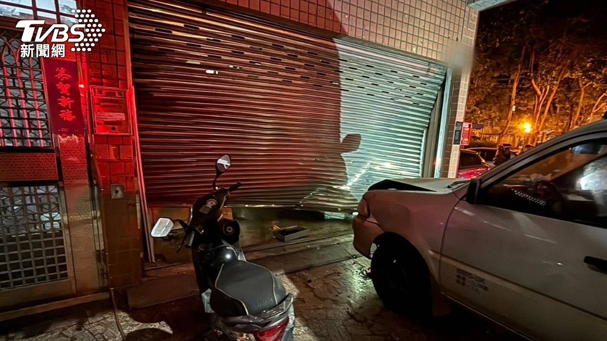 宋男因討不到生活費竟開車撞家門，還燒炭嚇壞母親。（圖／TVBS）