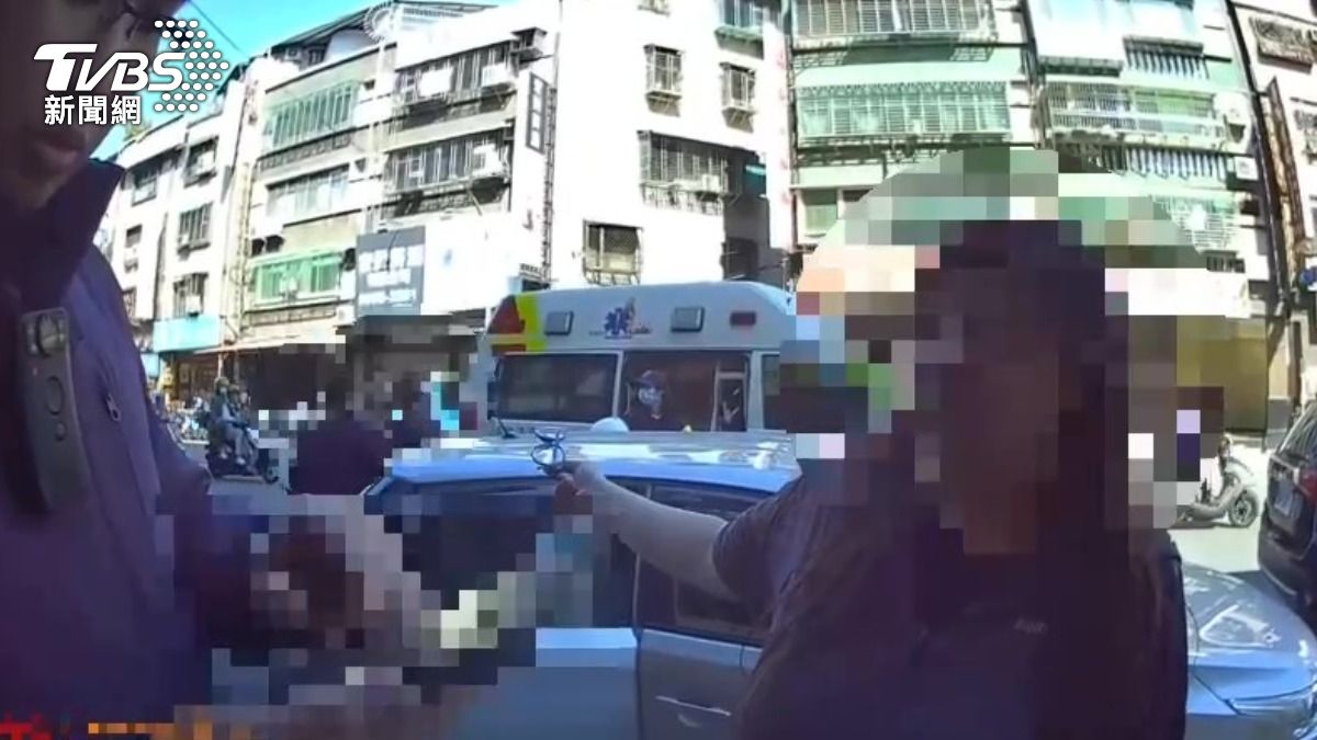 警方將男子送醫並將李女帶回偵辦。（圖／TVBS）