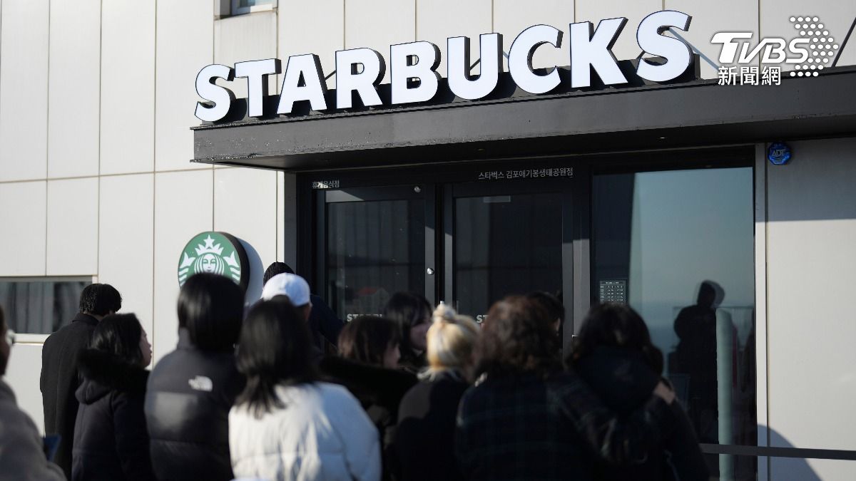 南北韓邊界星巴克開幕首日,店外排隊人潮。(圖/達志影像美聯社)