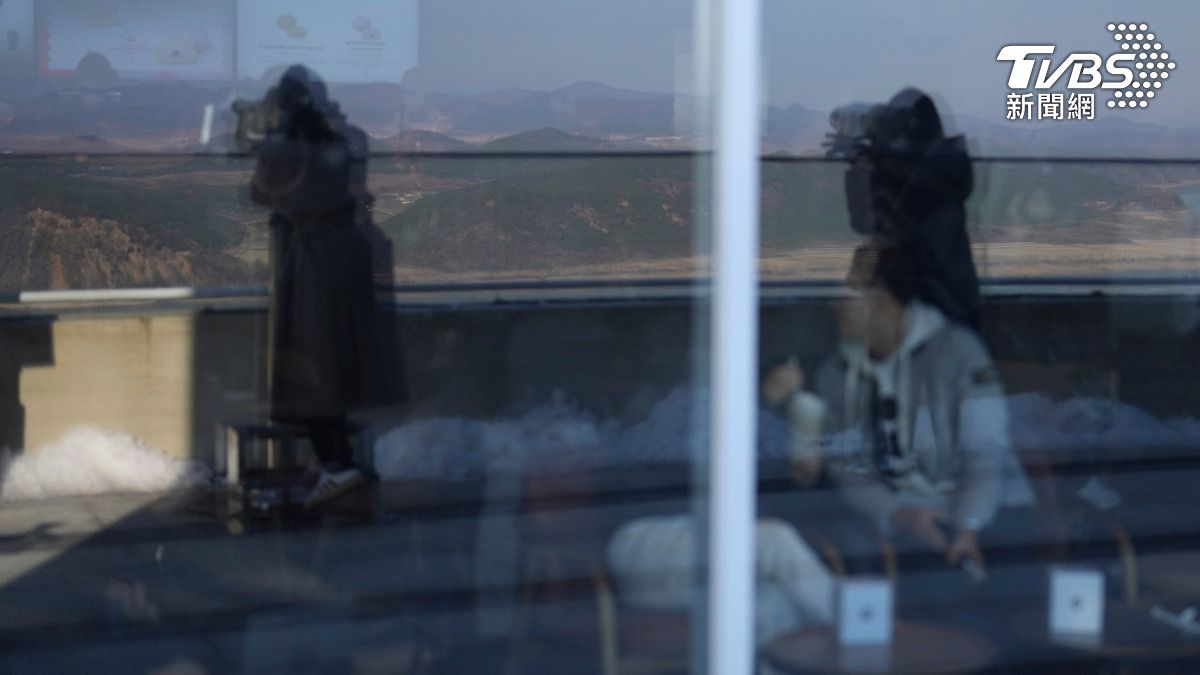 顧客邊喝咖啡邊眺望北韓風景。(圖/達志影像美聯社)